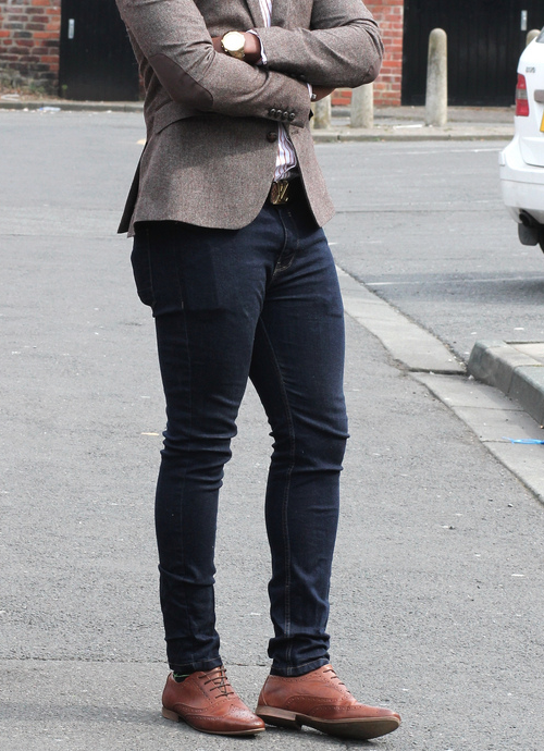 zapatillas con vaqueros hombre